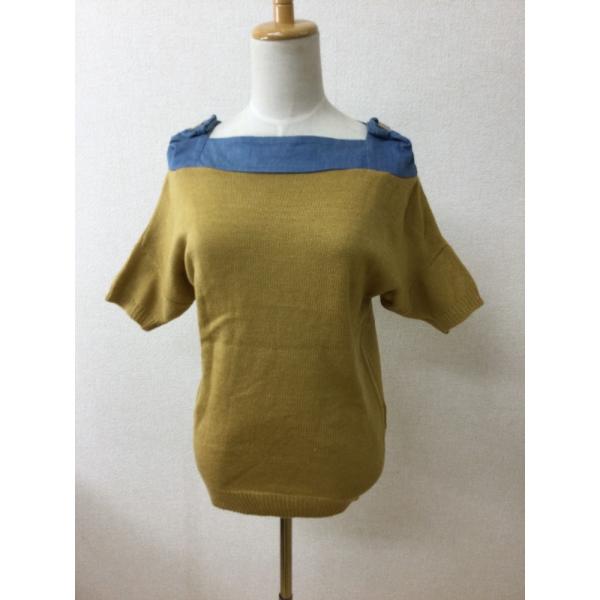 辛子色ニット 肩は青い布地