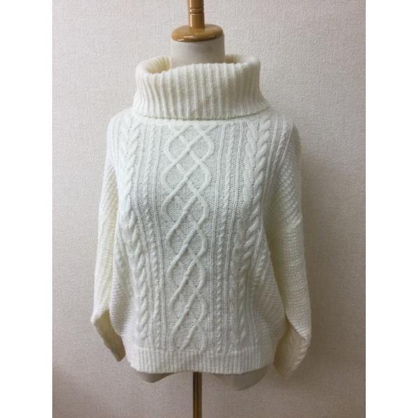 オフホワイトのセーター タートルネック