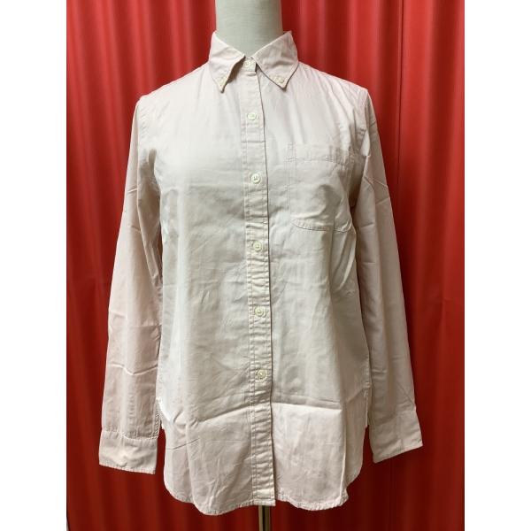 くすみピンクのボタンダウンシャツ