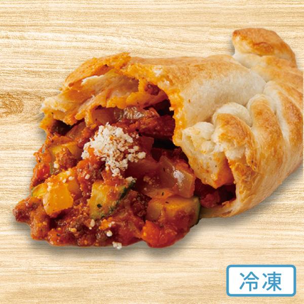 カルツォーネ グリル野菜とボロネーゼ本格的なボロネーゼソースに、有機野菜をトッピング！“ボロネーゼ”とは ひき肉をトマトやワインと一緒に煮込んだイタリアンソースの事。 グリルした有機野菜の甘味と食感が 食べ応えある逸品に仕上がりました。