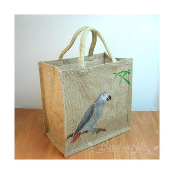 ナチュラル感が素敵なジュートバッグはイギリス在住の作家によるハンドメイド作品。丁寧なペイントで美しい鳥たちの姿が描かれています。ヨウムがモチーフのバッグはレア！【鳥モチーフ・雑貨・グッズ・バッグ・かばん・かわいい・便利】