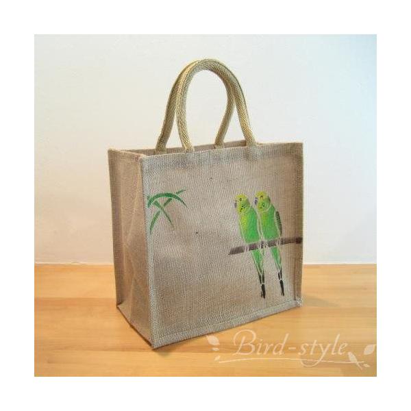 ナチュラル感が素敵なジュートバッグはイギリス在住の作家によるハンドメイド作品。丁寧なペイントで美しい鳥たちの姿が描かれています。緑のセキセイインコがモチーフ。【鳥モチーフ・雑貨・グッズ・バッグ・かばん・かわいい・便利】