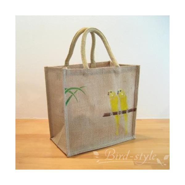 ナチュラル感が素敵なジュートバッグはイギリス在住の作家によるハンドメイド作品。丁寧なペイントで美しい鳥たちの姿が描かれています。黄色いセキセイインコがモチーフ。【鳥モチーフ・雑貨・グッズ・バッグ・かばん・かわいい・便利】