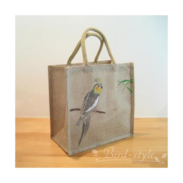 ナチュラル感が素敵なジュートバッグはイギリス在住の作家によるハンドメイド作品。丁寧なペイントで美しい鳥たちの姿が描かれています。ノーマルのオカメインコがモチーフ。【鳥モチーフ・雑貨・グッズ・バッグ・かばん・かわいい・便利】