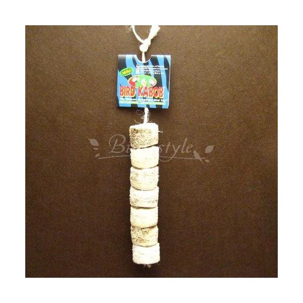 やわらかい天然ユッカでできた、輪切りのログ（＝丸太）をサイザル麻のロープでつないだだけのシンプルなおもちゃです。その形はまるで串で刺した「シシカバブ」のよう…100％生分解性で、環境にも鳥さんにも優しい素材です。インコやオウムの仲間はかじる...