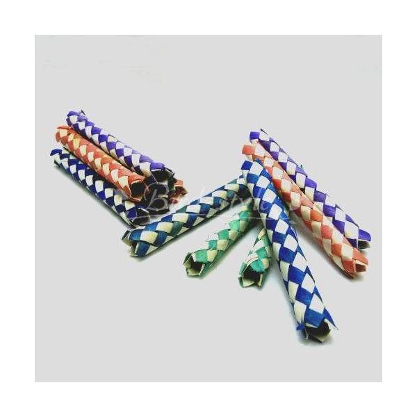 ラフィア（やしの葉の繊維）から作られたチューブ型のおもちゃ。そのままバリバリかじって破壊するのも鳥さんは好きですが、筒の中におやつを入れて「宝物探し」をしてみてはいかが。手作りおもちゃのパーツにも人気の高いフットトイです。○サイズ：約14c...