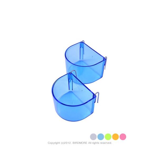 引っ掛けるタイプなのでどこにでも引っ掛けることが出来便利です。また、透明なので、餌やお水など、いちいち覗かなくても内容量がもわかり大変便利ですよ♪メーカー/コバヤシサイズ/大幅63ｘ高40ｘ奧52mm・小幅58ｘ高38ｘ奧45mm入り数/大...