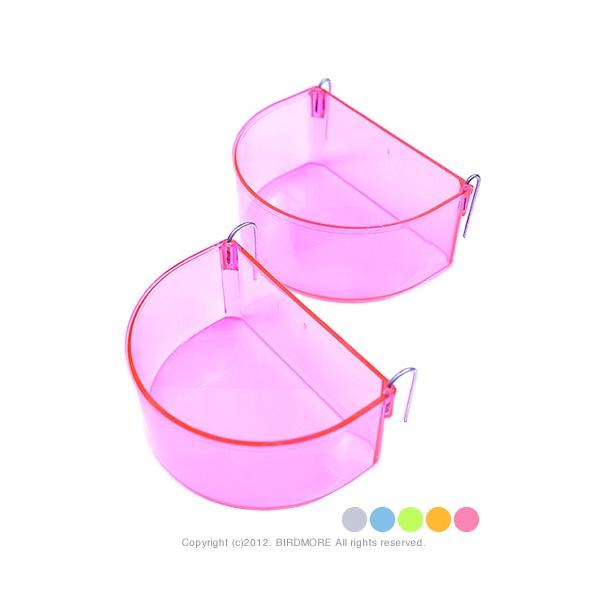 大小2ヶ入り。果物や野菜、おやつなどをいれるのもいいでしょう。引っ掛けるタイプなのでどこにでも引っ掛けることが出来便利です。またクリアカラーなので、餌やお水など、いちいち覗かなくても内容量がもわかり大変便利ですよ♪大きいので小さな鳥さんは水...