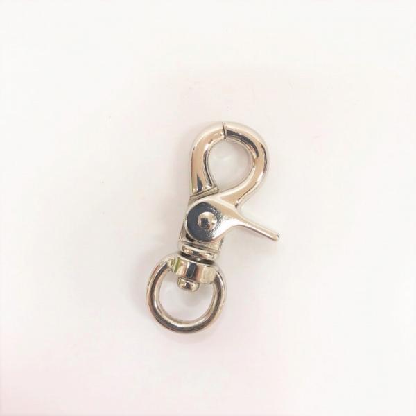 サイズは、内径約8mm（閉じた状態）、大きさは縦最長部約48mm、横最長部約24mmです。材質：亜鉛ダイキャスト表面処理：ニッケルミニレバーがついているので、使いやすいナスカンで、鳥さんのケージからの「脱走」を防ぎます。また、鳥さんがいつで...