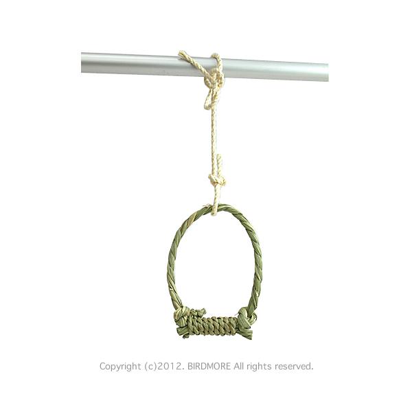 いぐさでできたブランコです。鳥さんがつかまる部分は細いいぐさロープをコイル状に巻いています。本体はいぐさ、取り付けにはサイザル麻ロープを使っています。サイザル麻ロープは約40cmあります。メーカー / ＣＡＰ！サイズ / 幅10-11cm素...