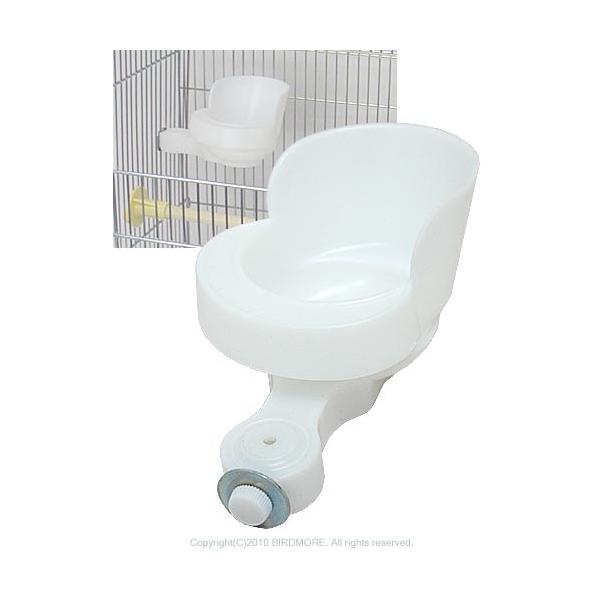 HOEIから新しいスタイルの多機能えさ入れが登場！その名もスカイカフェ！スカイカフェはワッシャーとネジで、ケージの色々なところに設置することが出来ます。餌入れ本体はワンタッチで取り外すので、餌替え水替えも楽々。鳥さんが止まる縁は太く設計され...