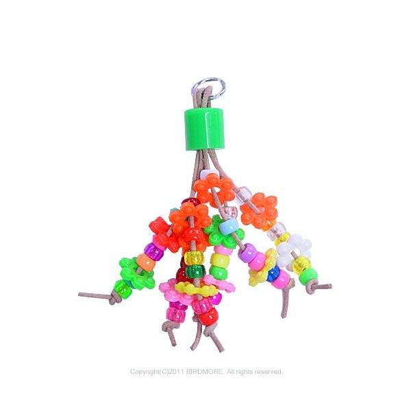 ALOHA HEAVEN のおもちゃに使用されている金属パーツ（リング、チェーン、ベル等）は、全てステンレス製となっております。愛鳥さんにしあわせの花束を！花型のかわいいビーズを細身の皮紐でまとめたハイセンスなおもちゃです。金具部分はもちろ...