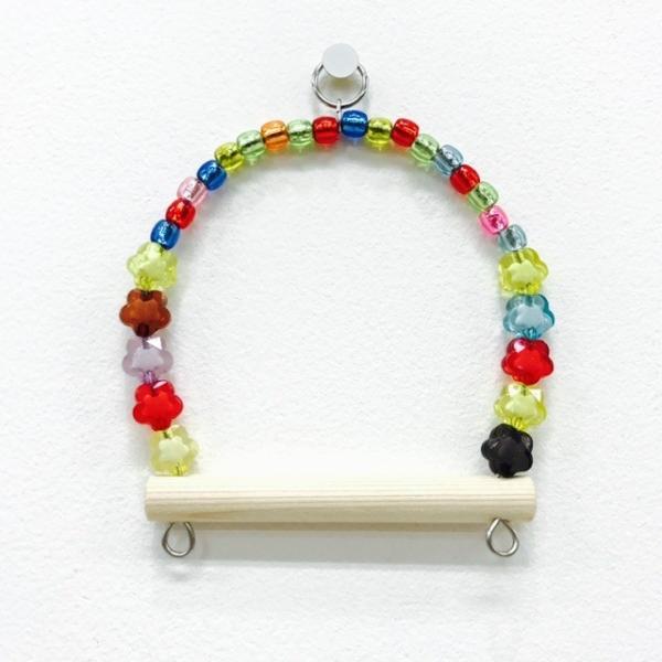 ALOHA HEAVEN のおもちゃに使用されている金属パーツ（リング、チェーン、ベル等）は、全てステンレス製となっております。キラキラカラフルビーズが花輪のようなブランコです。文鳥からセキセイインコ、ラブバードまでお使いいただけます。メー...