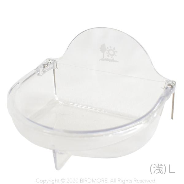 １日の食事量をしっかりと管理したい飼い主さんにオススメの浅型えさ入れです。透明なので中身も見やすく、食べやすい位置にフードが集まる丸底仕様です。針金式なので、横線がある場所なら扉のみならず色々な場所に設置できます。メーカー/三晃商会サイズ/...