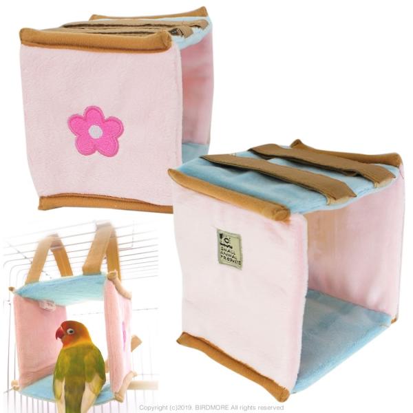 ワンタッチテープで天井にピッタリ固定できるフワフワベッドです♪メーカー/三晃商会 適用鳥種/小型鳥類 サイズ/H110mm、W110mm、D110mm ご注意・本品は小型インコや中型インコ等の小鳥用飼育ケージ内に設置してご使用ください。幼鳥...