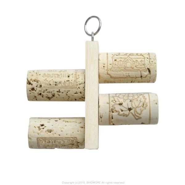 4つのコルクが長方形の木板についているおもちゃ。メーカー/BIRDMORE 素材/蔦・ステンレス金具・ステンレスチェーン 対応鳥種/小型-大型鳥用 サイズ/本体部分　高さ105mm、幅100mm、奥行き40mm カラー/無着色特徴/・金属部...