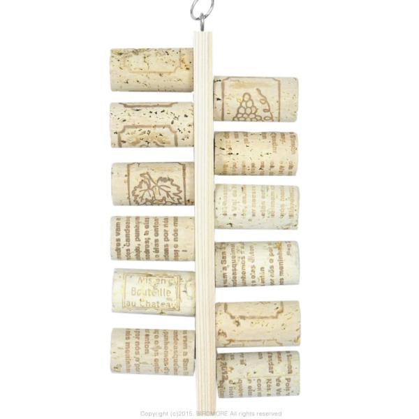 12個のコルクが長方形の木板についているおもちゃ。コルクに齧りつきながらクライミングを楽しめます。メーカー/BIRDMORE 素材/蔦・ステンレス金具・ステンレスチェーン 対応鳥種/小型-大型鳥 サイズ/本体部分　高さ230mm、幅100m...