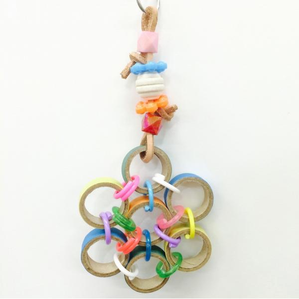 ALOHA HEAVEN のおもちゃに使用されている金属パーツ（リング、チェーン、ベル等）は、全てステンレス製となっております。みんな大好きベーグルが連なってお花の形になりました！サクサクかじって楽しいおもちゃです。限定販売！メーカー：AL...