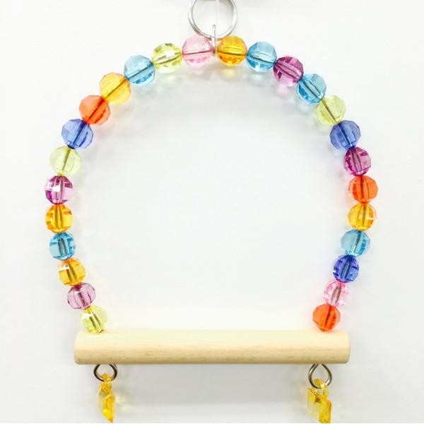 ALOHA HEAVEN のおもちゃに使用されている金属パーツ（リング、チェーン、ベル等）は、全てステンレス製となっております。キラキラカラフルビーズが花輪のようなブランコです。文鳥からセキセイインコ、ラブバードまでお使いいただけます。店舗...