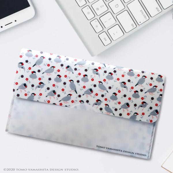 クリアファイルでも使われる素材のPP（ポリプロピレン）製のマスクケースです。マスクの清潔さを保つよう衛生面に配慮し、表面処理の『抗菌ニス』を施したマスクケースです。マスクの持ち運びにとても便利で他にも通帳入れやチケットのケースなどにも使用で...