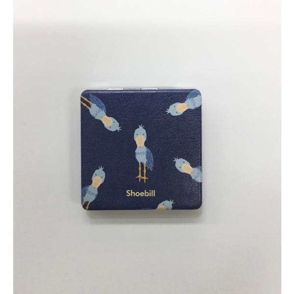 大人気のハシビロコウのコンパクトミラーが登場！普通鏡と拡大鏡の便利な2枚合わせ♪ポーチなどにもすっぽり入り、どこへでも持ち運びしやすいサイズです！サイズ：縦5.9cm×横5.9cm×厚み1cm素材：PU、鉄、ガラス