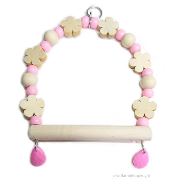 お花型のウッドビーズと淡い色合いのビーズのナチュラル系カラーブランコです。ピンクは桜餅のイメージ♪材質：ステンレス金具、止まり木、ウッドビーズ、アクリルビーズ サイズ：止まり木の幅　約１１ｃｍ、全体の高さ　約１６ｃｍ