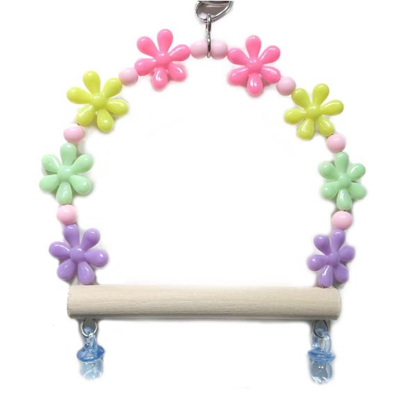 可愛いフラワービーズのブランコで鳥さんの可愛さアップ♪どんな羽色にも似合うレインボー。材質：アクリルパーツ、ステンレス金具、木材 サイズ：止まり木の幅　約１０ｃｍ、全体の高さ　約１６ｃｍ