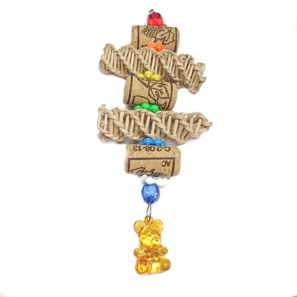 人気のコルクと編み編みバインの楽しい組み合わせ♪ウロコ、オカメさんまで楽しめる破壊かじりトイ。材質：アクリル、ステンレス金具、コルク材 全長：約２０ｃｍ