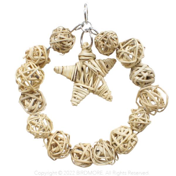 [Release date: November 9, 2022]蔓で編んだボールをリング状にし、星がぶら下がっているリースです。デザイン性、嗜好性ともに抜群なおもちゃです。揺らしたり、齧ったりと多様な遊びが楽しめます。特徴/・金属部分はすべ...