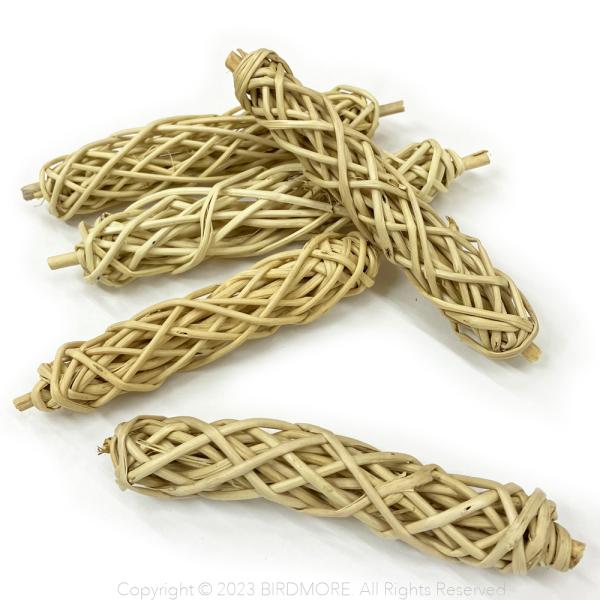 [Release date: March 20, 2023]ぶどうの蔓で編まれたスティック型のおもちゃです。メーカー/BTPサイズ/長さ12cm-15cmｘ太さ2cm-3cm適用鳥種/中型〜大型用入り数/1個●天然の素材を使用している為、サ...