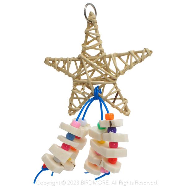 [Release date: August 14, 2023]蔓で編んだ星にプラスチックのひもで天然クサネムのチップとビーズを吊るしました。クサネムのチップは柔らかいので小さい鳥さんにもおすすめです。ご注意/・本製品は鳥用おもちゃです。これ...
