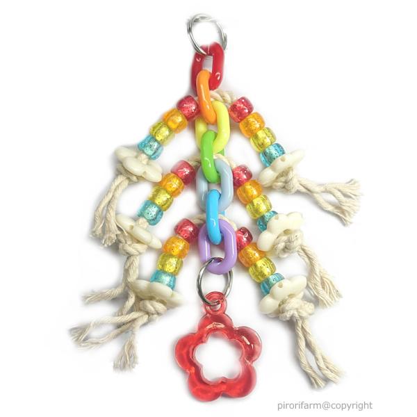 可愛いカラーのチェーンに通ったロープビーズが引っ張れる！動きのある楽しいオモチャ♪材質：アクリルビーズ、綿ロープ、ステンレス金具 全長：約14〜15cm