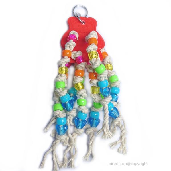 ビーズたっぷり♪引っ張っても噛み噛みしても潜ってもオッケー♪ロープがほつれてきたらお取替え時となります。材質：アクリルビーズ、プラスチックパーツ、綿ロープ、ステンレス金具 全長：約18cm