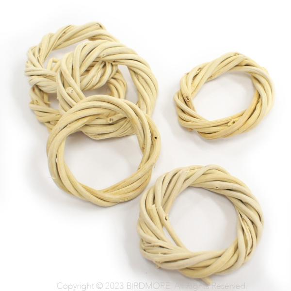 [Release date: December 30, 2023]自然素材の蔓を編んで作ったリングです。齧って壊したり、手作りおもちゃのパーツとしてもお使い頂けます。メーカー/BTPサイズ/直径約5cm適用鳥種/小型〜大型鳥入り数/1個ご注...