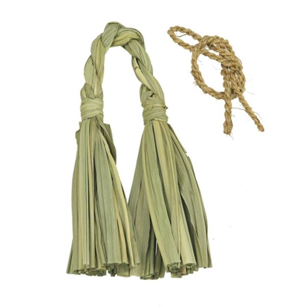 ・安心自然素材・ハンドメイド・壊しやすい柔らか牧草トイ！牧草の束が両サイドにたっぷり。ほぐして遊べる立派な編み目も！メーカー/三晃商会適用鳥種/小型〜中型インコサイズ/幅約10×15cm　ヒモ：約40cm長材質/ネピアグラス・ココナッツ繊維...