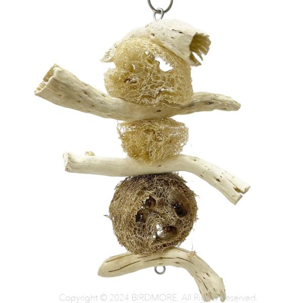 [Release date: April 9, 2024]乾燥させた天然木とヘチマを使用したおもちゃです。破壊好きの鳥さんにおすすめです。※天然の素材を使用している為、サイズや形状にバラつきがございます。メーカー/BIRDMORE(バードモ...