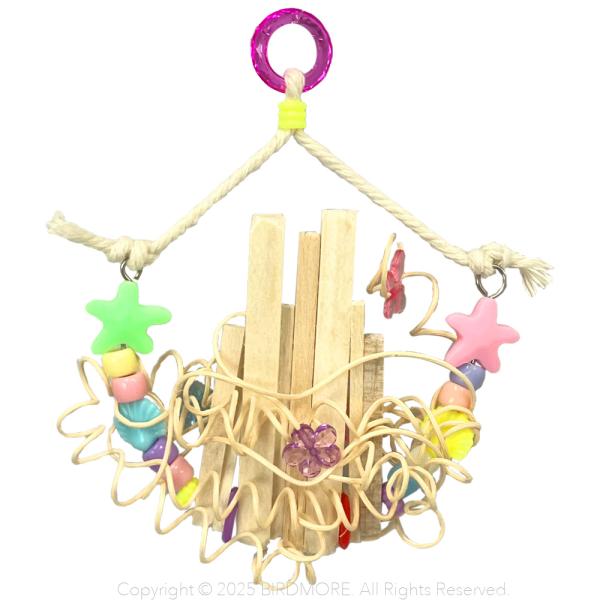 [Release date: July 4, 2025]カラフルで見た目も可愛い、フライドポテトをイメージしたおもちゃです。ポテト部分は柔らかい素材のバルサを使用。小さい鳥さんも齧りやすいおもちゃです。メーカー/ALOHA HEAVENサイ...