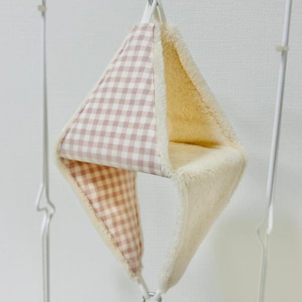 外布、綿生地。内布、マイクロフリースは、タオルに近い感じの素材。厚みもあり柔らかな感触。リバーシブルでALLシーズン使用可。テントからハンモックまで幅広く使えるバードテント。底板も外れお手入れ簡単。※取付用金具は、付属しておりません。※ぬい...