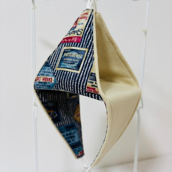 外布、綿生地。内布、フリース。薄くて軽量ですが、とても暖かく柔らかさも十分。リバーシブルでALLシーズン使用可。テントからハンモックまで、色々な使い方ができるバードテント。底板も外れお手入れ簡単。※取付用金具は、付属しておりません。※ぬいぐ...