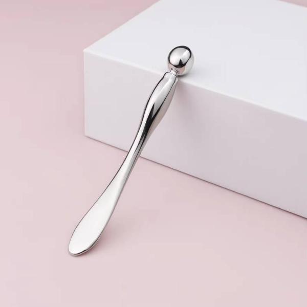 目元の施術に最適なスパチュラ 金属アプリケーター、マッサージにも指先を使わず衛生的に楽に細かい目元エステが出来ます。目元用のクリーム塗りやメイクの時に適量調整が可能になります。目元マッサージ、ツボ押しにも効果的。使い終わったらティッシュ(テ...