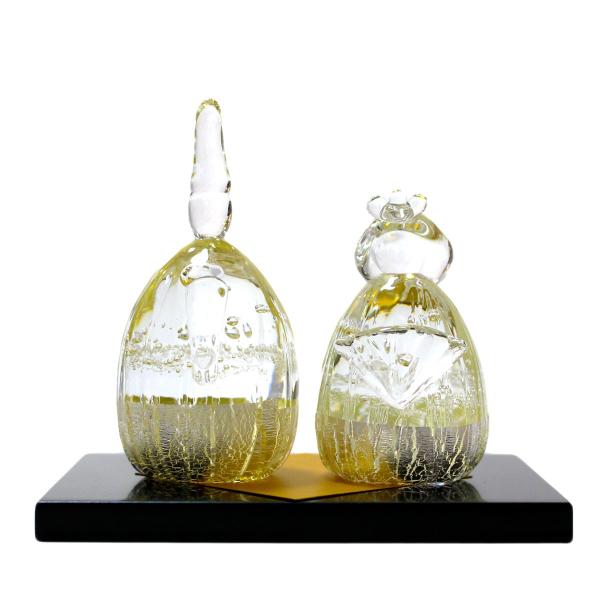 透き通った瑞々しさをイメージした凛々しいお雛様。神奈川県小田原市に工房を構えるガラス作家、glass calico（グラスキャリコ）岩沢達さんの作品。透き通った透明ガラスに金箔・銀箔を組み合わせ、シンプルな美しさを表現。台座には漆塗りを施す...