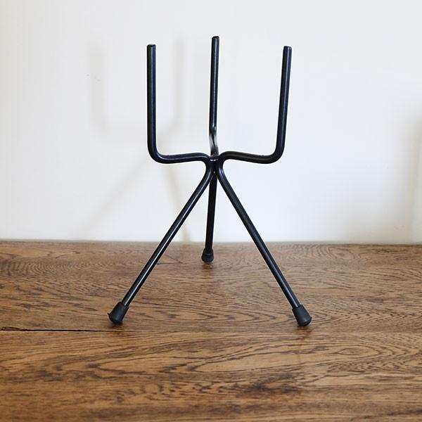 ガッチリとしたアイアンのポットスタンド------------------------------------------------●商品名: ポットスタンドフォーク25Ｓ●内容 : 本体×1●サイズ: 12cm/25cm●素材 : 鉄●...