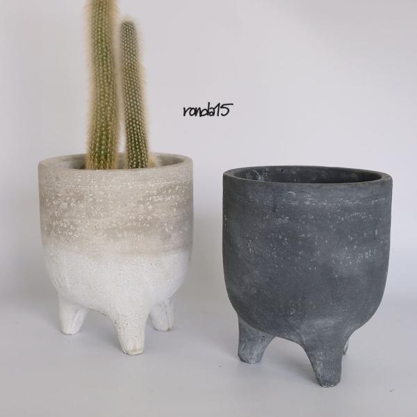 セメントで作られた愛嬌たっぷりの鉢カバー------------------------------------------------●商品名:ロンダ15●内容 :　本体×1●サイズ: φ15/H17.5cm 内径φ13/深12cm●素材...