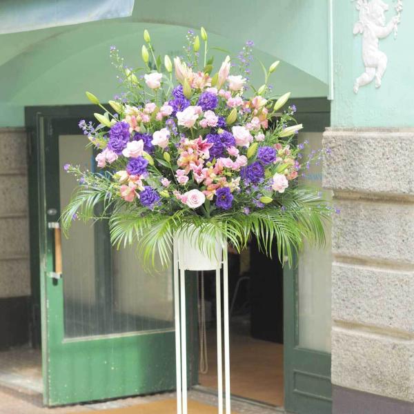 SPギフトではスタンド花の2色指定が可能です。様々なお祝いシーンにマッチした色合い、お贈り先の好みに合わせた色合い、などを統一して仕立てるコースで1段おまかせ1.5万円の2色指定コースとお考えください。◆2色指定はお届けする店舗やイベントの...