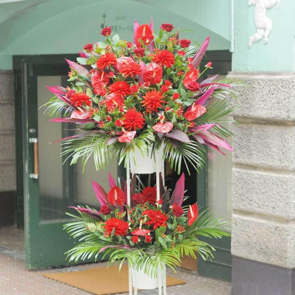 SPギフトではスタンド花の色指定が可能です。スタンダードな1段スタンドに加え、下段にも数多くの花が仕立てられた2段スタンドは花材のボリューム感が増すため、お色も引き立ちます。少しでも差をつけて贈りたい場合などに、ボリューム感と存在感の点から...