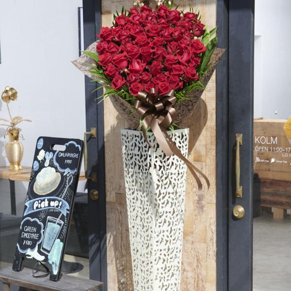 配送地域限定 アートスタンド花　高級薔薇スタンド（赤バラ50本）白ブリキ型