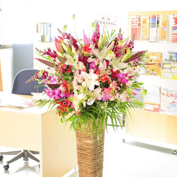 籐かごを思わせるスクエアタイプのスタンド花！（ハイスタンド）お花は色鮮やかに、ボリューム感を出しお仕立てし、季節に合わせて旬なお花をお届けしております。開店祝いや開業祝いに利用されるスタンドタイプのお花ですが、他のスタンド花と違い籐を編み込...