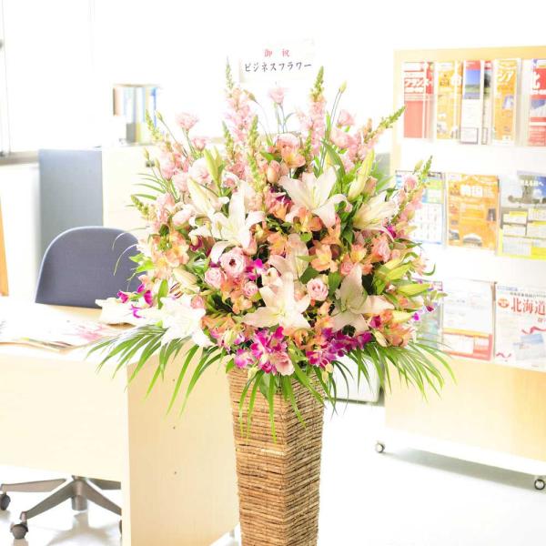 籐かごを思わせるスクエアタイプのスタンド花！（ハイスタンド）お花は色鮮やかに、ボリューム感を出しお仕立てし、季節に合わせて旬なお花をお届けしております。開店祝いや開業祝いに利用されるスタンドタイプのお花ですが、他のスタンド花と違い籐を編み込...