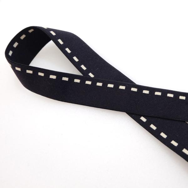 【在庫処分 特別価格】黒ベースの平ゴムにベージュの可愛いステッチが入っています。【サイズ】幅25mm【販売単位】1m【素材】ポリエステル / ゴム【特徴】伸縮率：倍しっかりとしたゴムです【商品説明】色んな用途でお使いいただけます。下着、洋服...