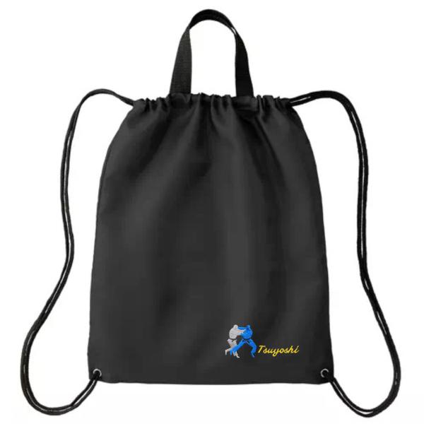 柔道のシルエットとお名前刺繍が入ったリュックバッグになります。部活やクラブのデイリーバッグとしても、着替え入れとしても使える便利な商品です。お誕生日や入部・卒部の記念品としても、お薦めの逸品です。「リュックバッグ」は、手持ちでも背負っても使...